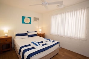 Apollo Jewel No 8 - South Mission Beach - Main queen bedroom