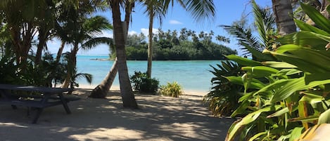 the beach & lagoon are a few steps more along the lawn. grab a kayak & go !