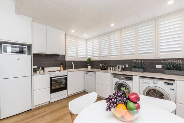 Full kitchen, washer & dryer, oven, full fridge. Ideal for long term stays.
