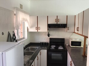 Fully equipped kitchentte with stove/oven/microwave/fridge etc.