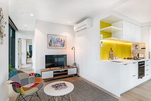 Living Room - Hallway to Bedroom (Left)