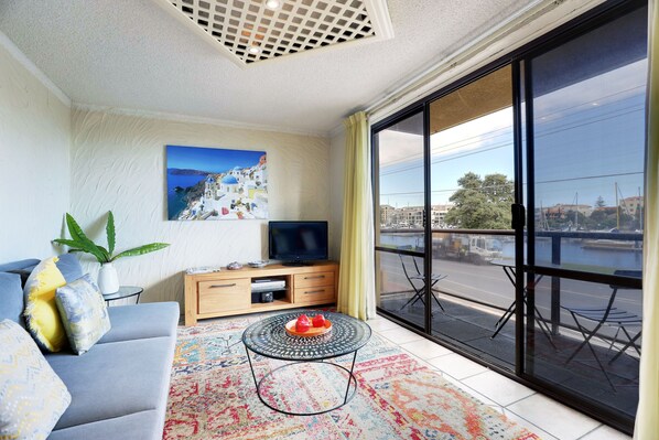 Lounge activities: admire the view, read a magazine, watch TV/DVD, listen to music on the stereo.