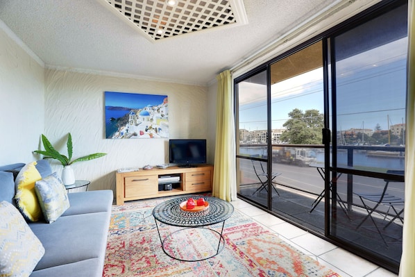 Lounge activities: admire the view, read a magazine, watch TV/DVD, listen to music on the stereo.