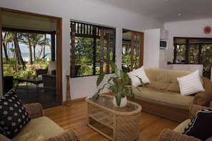 Gecko's Cottage - lounge to veranda