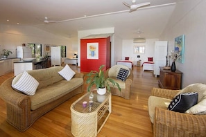 Gecko's Cottage - Lounge through to the open living home