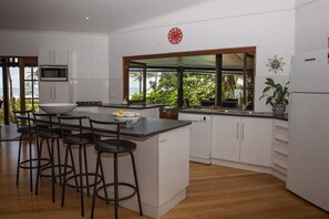 5. Geckos Cottage - Kitchen with bar stools