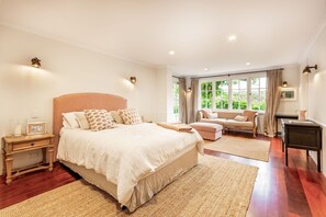 Downstairs queen master bedroom