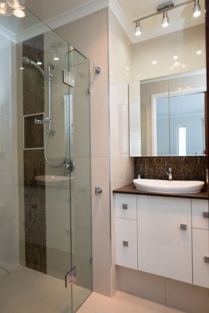 En suite - Main bedroom