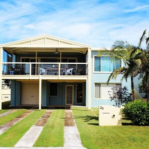 Paradise by the beach- nice views of the beach and ocean from balcony!