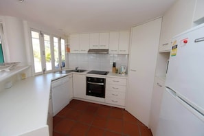 Beaches No 6 - Well equipped kitchen