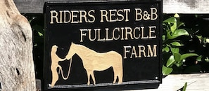 Fullcircle Farm & Riders Rest front gate sign