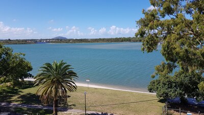 180 degree Maroochy Waterfront 2 Bedroom Apartment with air/c and secure parking