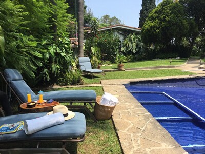 Villa Escondida Privada para parejas, con jardines bien cuidados, piscina, Cabaña y barbacoa. 