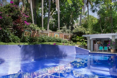 Villa Escondida Privada para parejas, con jardines bien cuidados, piscina, Cabaña y barbacoa. 