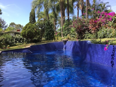 Villa Escondida Privada para parejas, con jardines bien cuidados, piscina, Cabaña y barbacoa. 