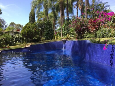 Villa Escondida Privada para parejas, con jardines bien cuidados, piscina, Cabaña y barbacoa. 