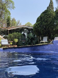 Villa Escondida Privada para parejas, con jardines bien cuidados, piscina, Cabaña y barbacoa. 