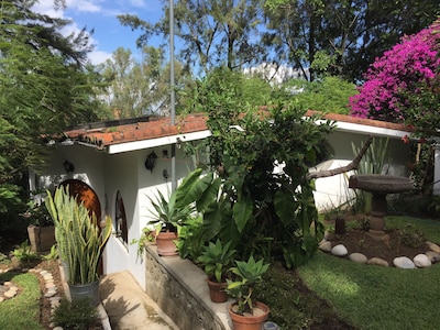 Villa Escondida Privada para parejas, con jardines bien cuidados, piscina, Cabaña y barbacoa. 