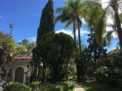 Villa Escondida Privada para parejas, con jardines bien cuidados, piscina, Cabaña y barbacoa. 