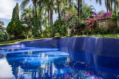 Villa Escondida Privada para parejas, con jardines bien cuidados, piscina, Cabaña y barbacoa. 