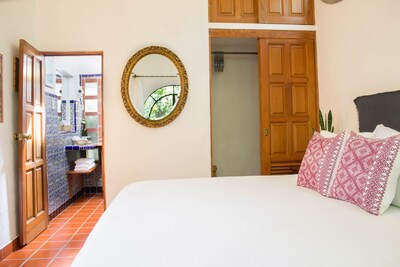 Villa Escondida Privada para parejas, con jardines bien cuidados, piscina, Cabaña y barbacoa. 