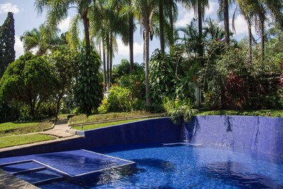 Villa Escondida Privada para parejas, con jardines bien cuidados, piscina, Cabaña y barbacoa. 