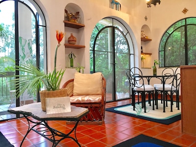 Villa Escondida Privada para parejas, con jardines bien cuidados, piscina, Cabaña y barbacoa. 