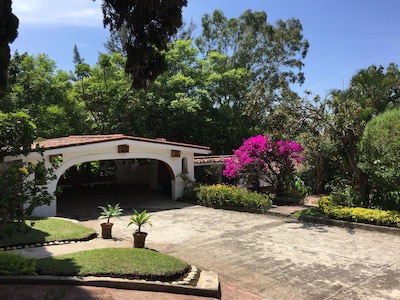 Villa Escondida Privada para parejas, con jardines bien cuidados, piscina, Cabaña y barbacoa. 