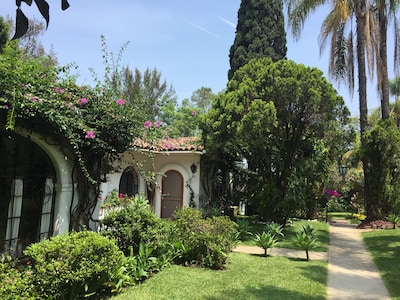 Villa Escondida Privada para parejas, con jardines bien cuidados, piscina, Cabaña y barbacoa. 