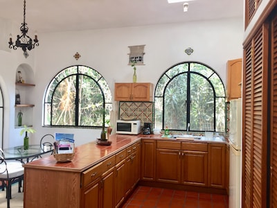 Villa Escondida Privada para parejas, con jardines bien cuidados, piscina, Cabaña y barbacoa. 