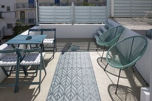 Outdoors terrasse with several sitting arrangements