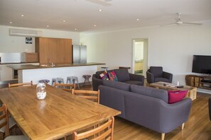 Apollo Jewel No 4 - South Mission Beach - Dining to kitchen