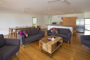 Apollo Jewel No 4 - South Mission Beach - Sitting area