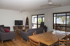 Apollo Jewel No 4 - South Mission Beach - Dining to sitting area