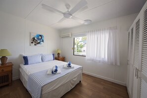 Apollo Jewel No 5 - South Mission Beach - Main queen bedroom