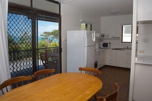 Apollo Jewel No 5 - South Mission Beach - Dining area to kitchen