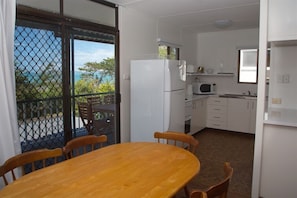 Apollo Jewel No 5 - South Mission Beach - Dining area to kitchen