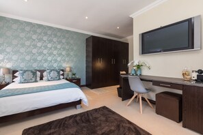 Spacious & stylish studio, light and airy with air con