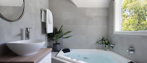 Indoor Spa bath in en-suite