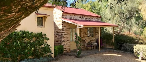 Front View of Stables Cottage