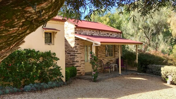 Front View of Stables Cottage