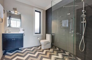 Master En-suite Bathroom