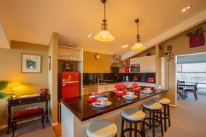 Kitchen and Breakfast Bar