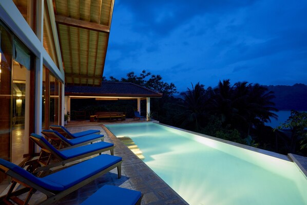 The infinity pool overlooking the Victoria Reservoir 