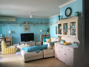 Bright and summery kitchen /family room