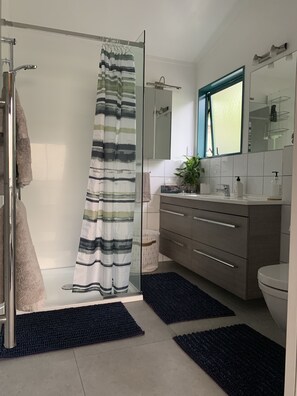 Master bedroom ensuite