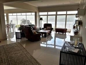 Lounge with wonderful view over the lake, flat screen Tv