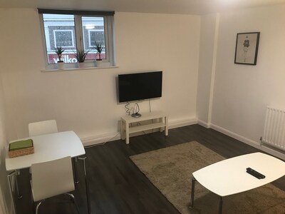 2 Bedroom Apartment 20 seconds walk from Tooting Broadway Underground