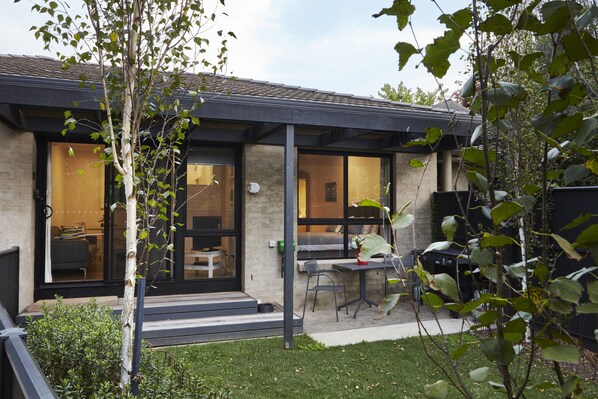 Townhouse set in its own private garden.  Fully airconditioned.  Double glazing