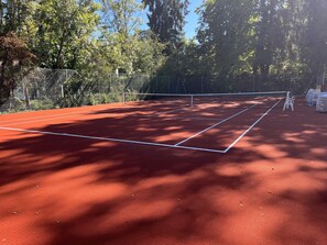 Private Tennis Court (Clay ITF certified)